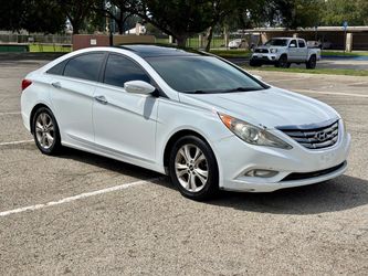 Hyundai Sonata White 4-Door Sedan