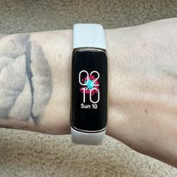 Fitbit Luxe smartwatch + Charger