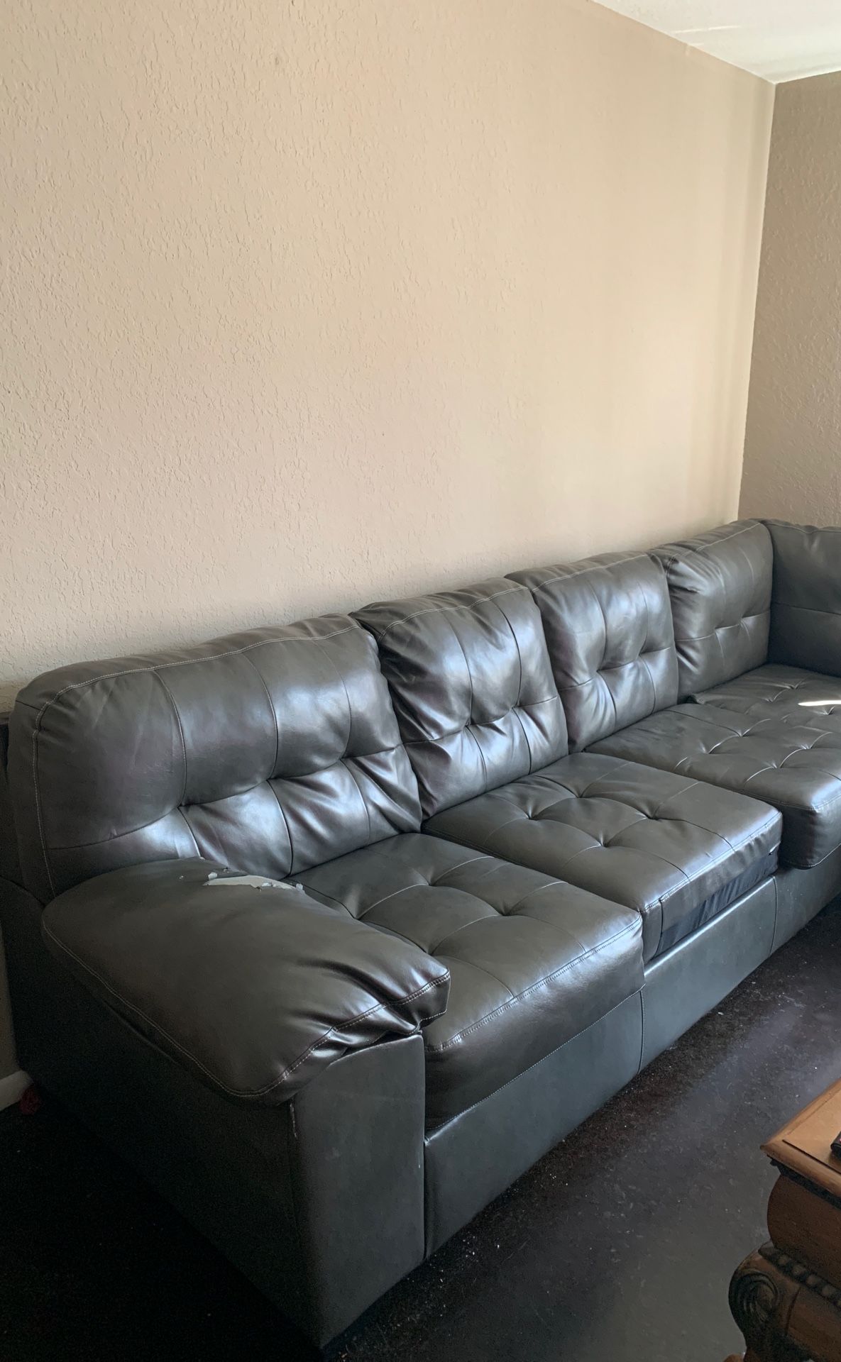 COUCH - ($700 brand new) - 140$ now