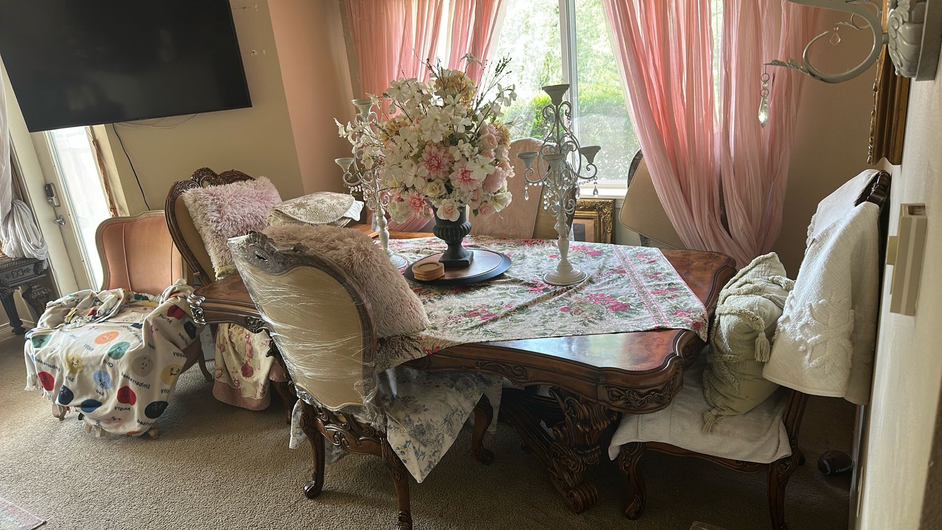 Extendable Dining Table And Comes With 8 Chairs