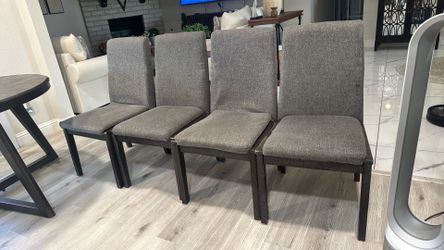 round dining table with 4 chairs