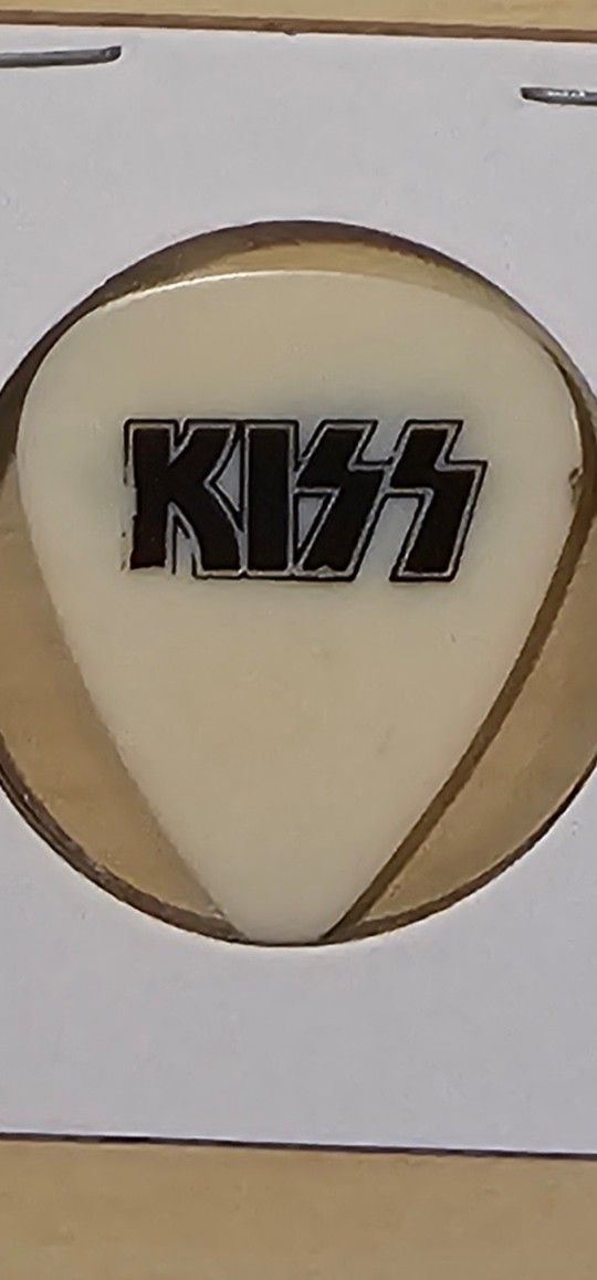 Kiss Memorabilia, In Good Condition, Original Ticket Stub And Guitar Picks ๐ธ