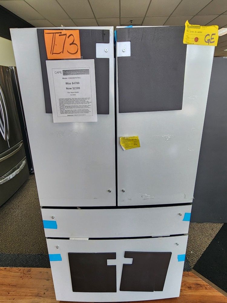 Cafe 28.7 cu. ft. Smart Four Door French Door
Refrigerator in Matte White with Dual-Dispense Autofill Pitcher