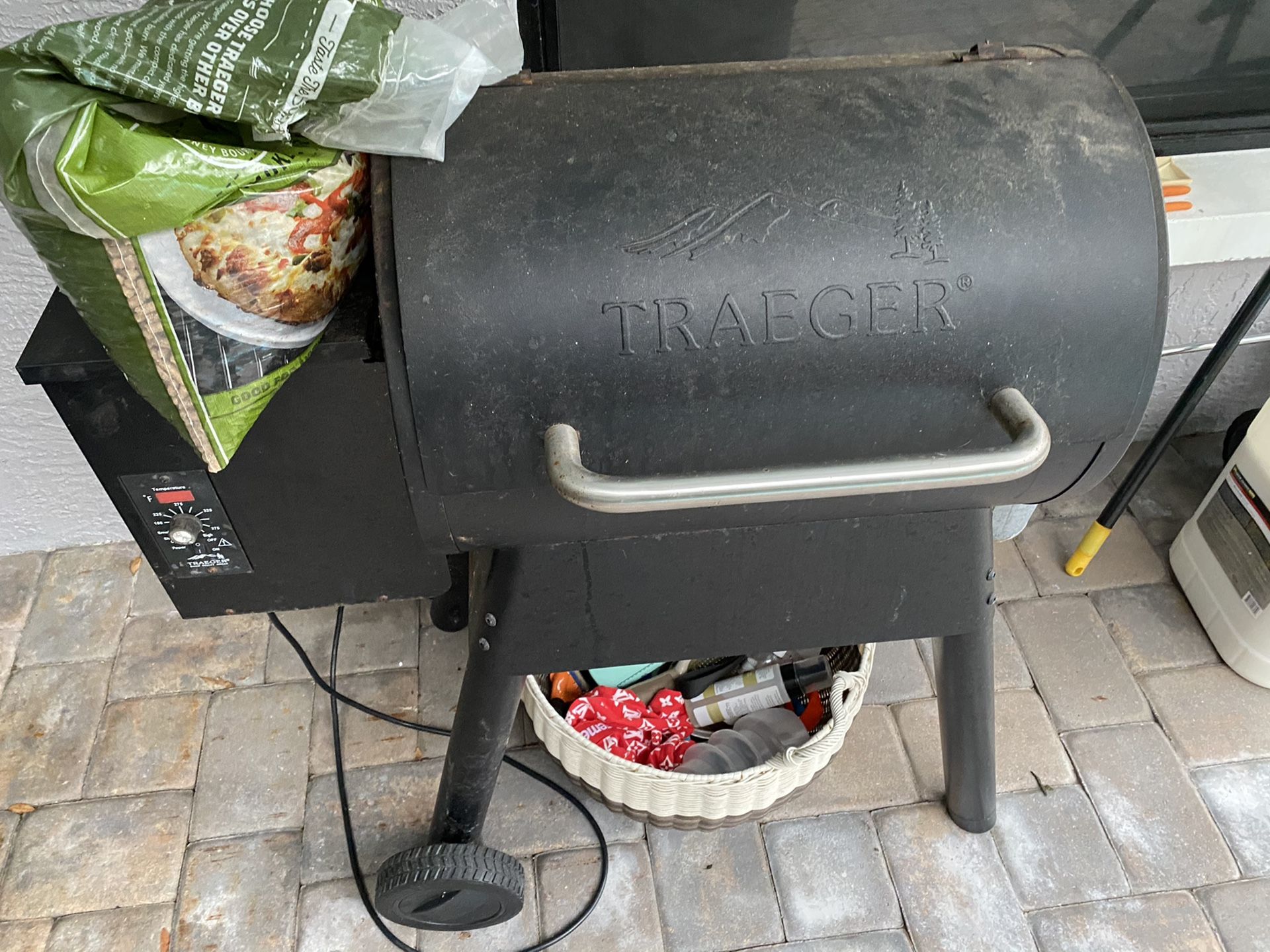 TREAGER PALLET GRILL BBQ USED BUT GOOD