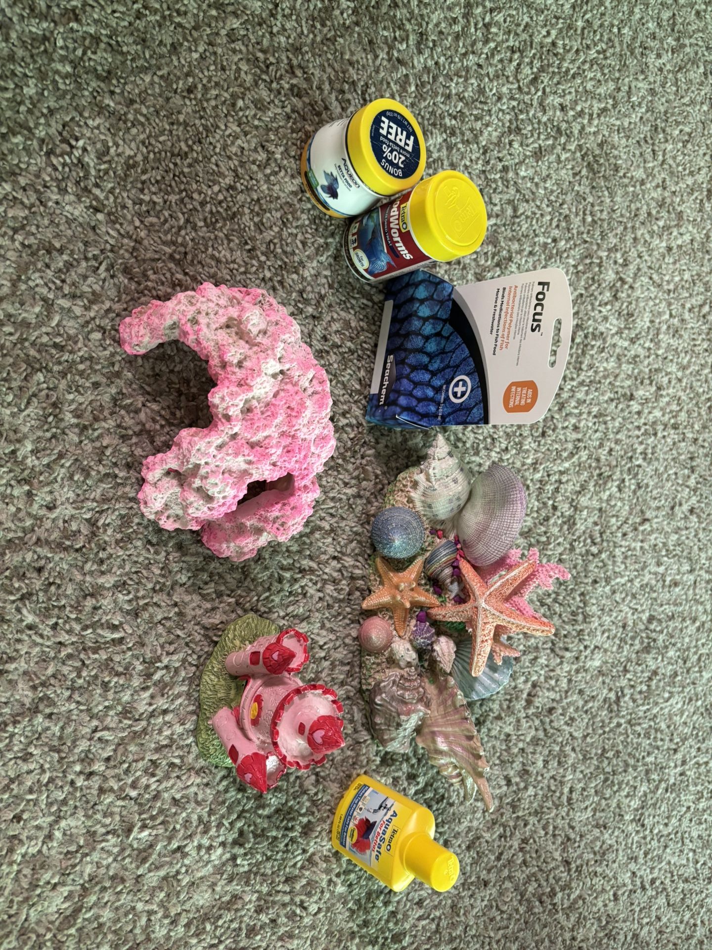 aquarium decor, food, water treatment, and medicine food binding (focus seachem)