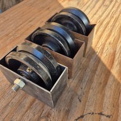 Cast iron V-groove wheel with a mounting box