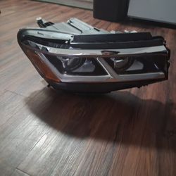 2020 / 2024 Wolkswagen Atlas Headlight Right 