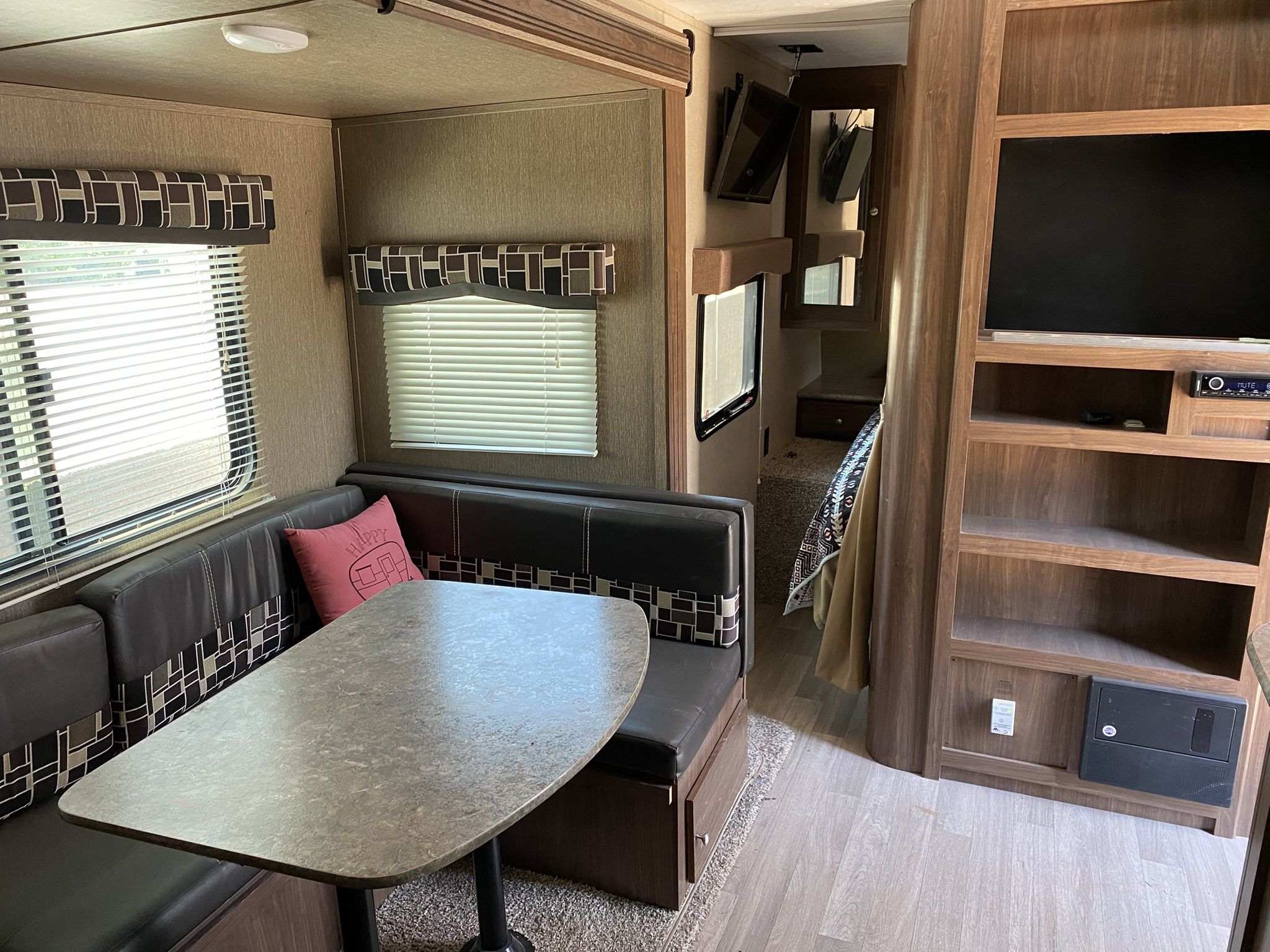 2017 Coleman Lantern 225QB