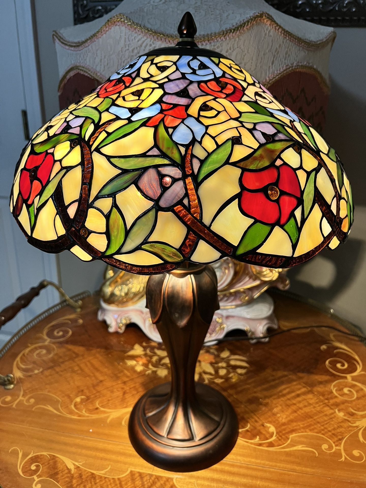 Gorgeous Tiffany Style Lamp 17 Inches Wide. Great Condition