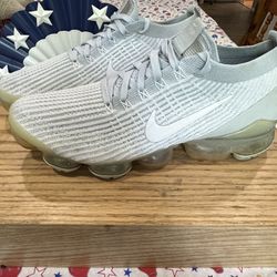 Nike VaporMax Flyknit Platinum Size 9.5
