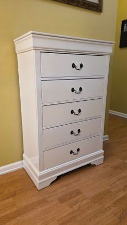 Clean and Nice White 5-Drawer Tall Dresser.