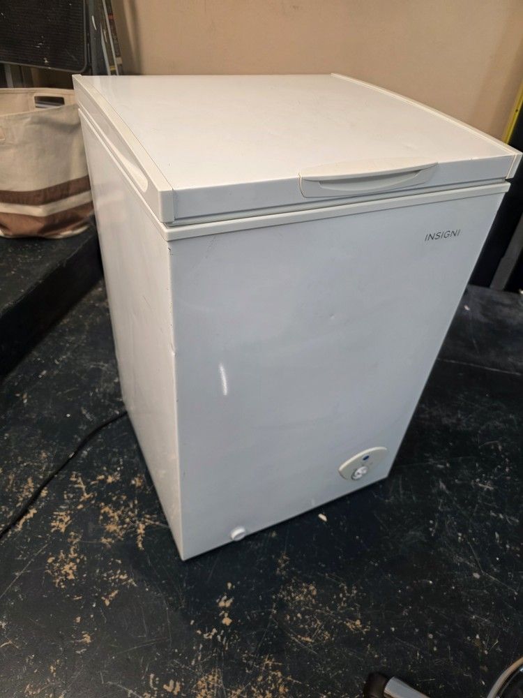 3.5 Cu Ft Household Freezer.
