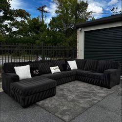 Free Delivery 🚚 Black Ashley Sectional Couch