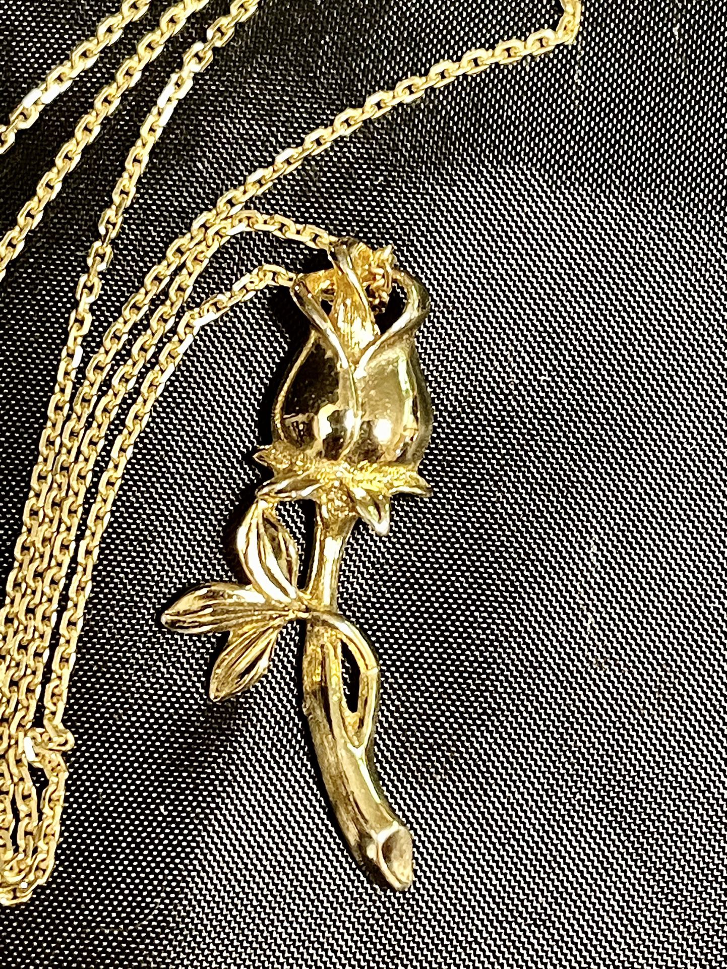 DETAILED Gold Carved Rose Pendant 