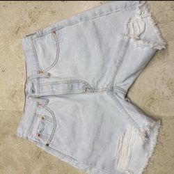 light wash levi shorts 25W