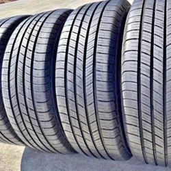 225/60/18 vendo un set de llantas marca Michelin con. Un 89% de vida las 4