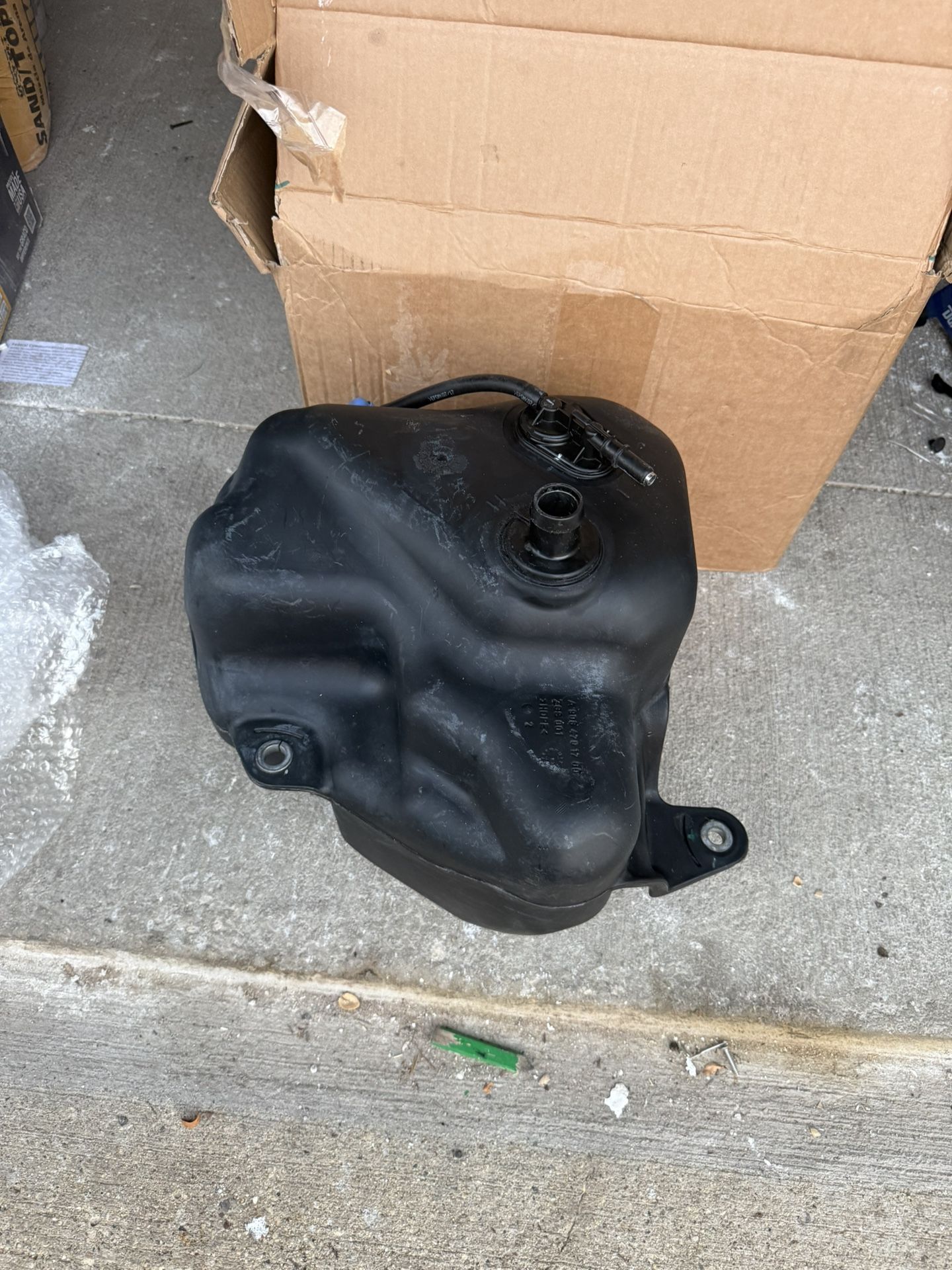 GENUINE SPRINTER ADBLUE TANK + PUMP 908 470 17 00