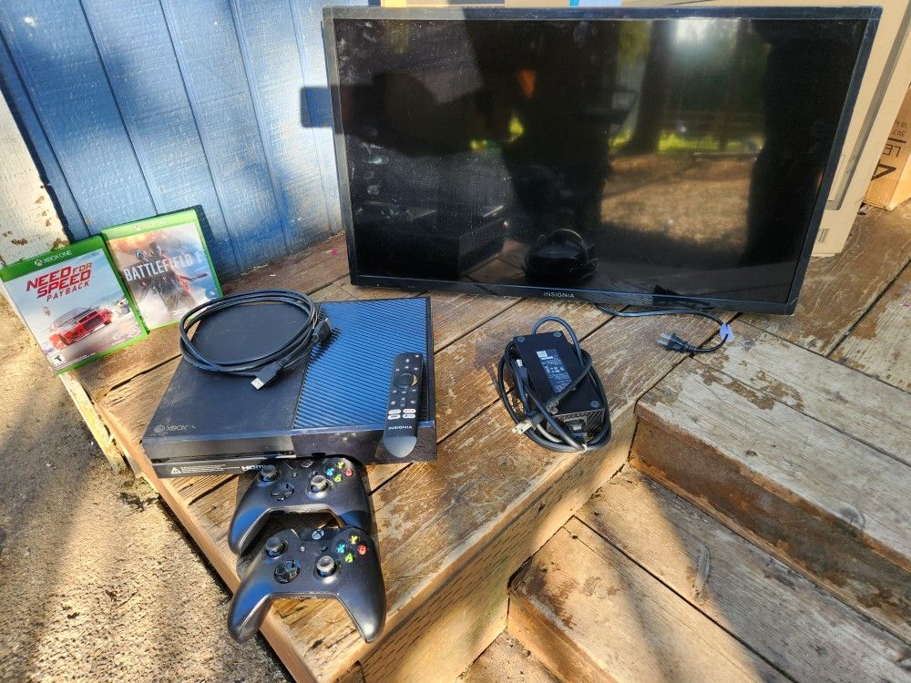 Xbox One, 2 Controllers, 32 In TV And 2 Games
