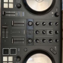 Traktor Control S2 Interface & Kirk Speaker Dj Set.