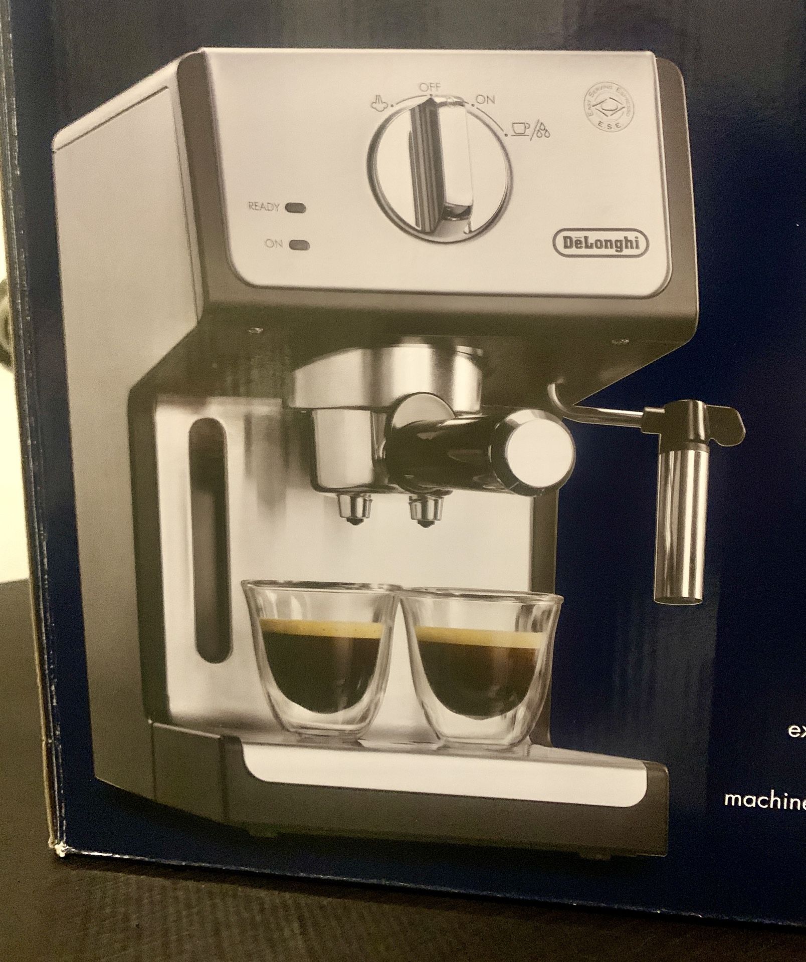 Delonghi Espresso and Cappuccino Maker 15 bar w Box