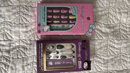 The Crème x Hello Kitty starlight press on nails