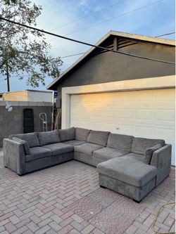GREY SECTIONAL COUCH/ BED ***FREE DELIVERY ***