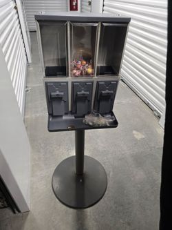 Vendstar 3000 3 Bin Candy Vending Machine with Keys and Stand