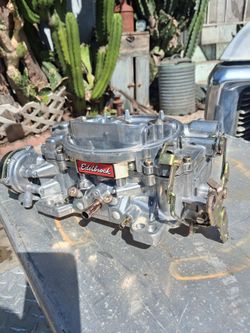 EDELBROCK CARBURETOR!! 650CFM! ELECTRIC CHOKE!! 200$