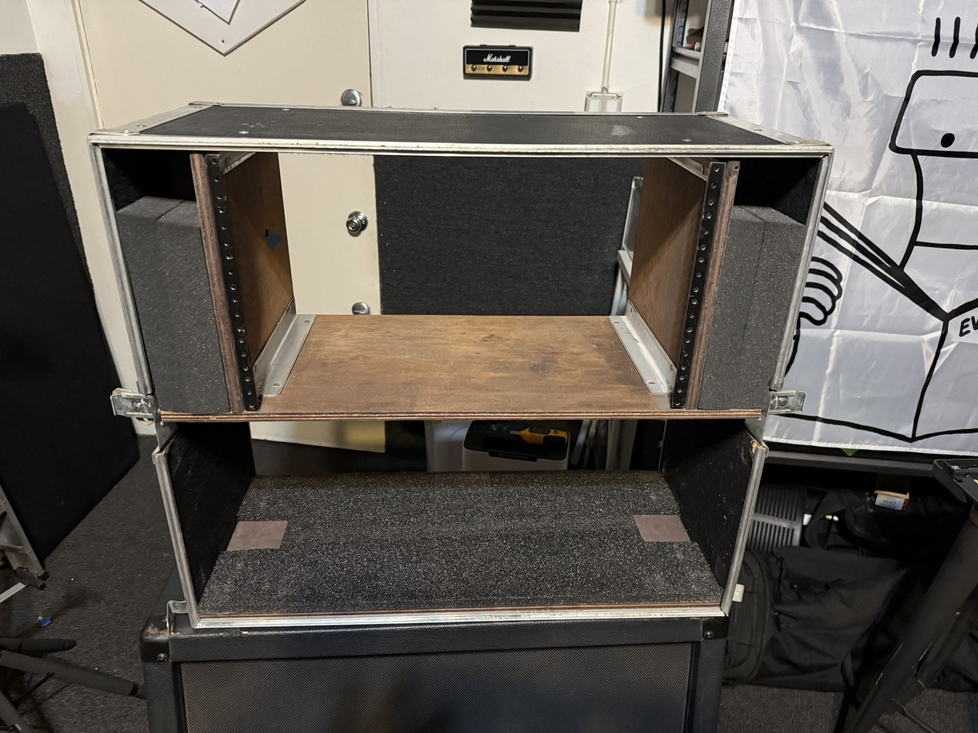 Live-in Road Case With 6-Space Rack
