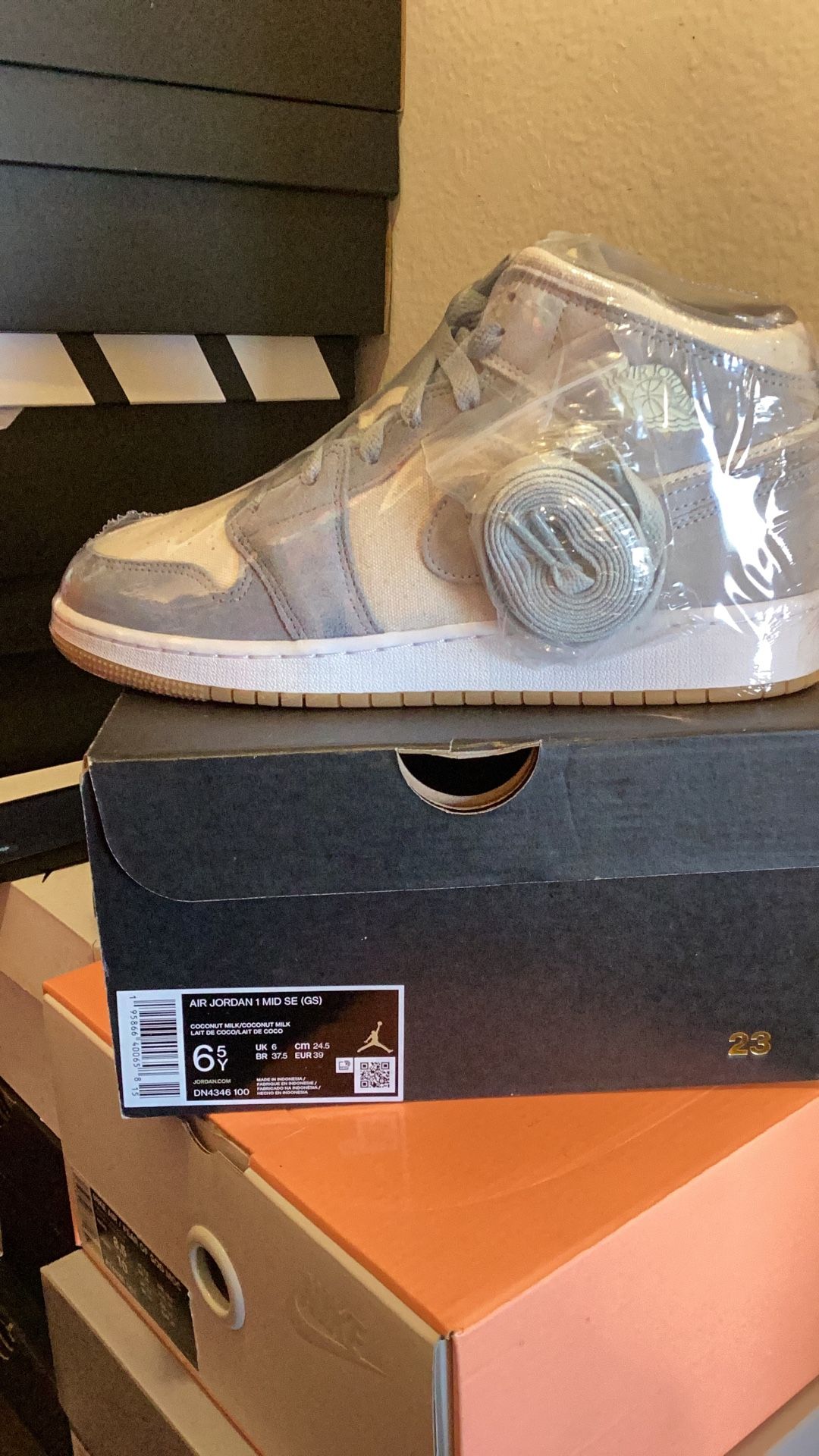 Jordan 1 Mid SE Coconut Milk Particles Grey Grade School Size 6.5Y. Women’s 8