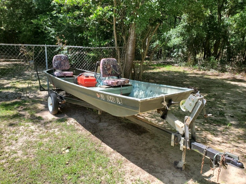 Photo 14 Ft Jon Boat 7.5 Evinrude