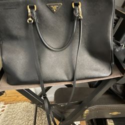 Large Black Prada Galleria Saffiano leather bag (Authentic)