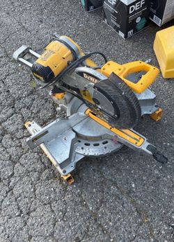 DEWALT 12-in 15-Amp Dual Bevel Sliding Compound Corded Miter Saw