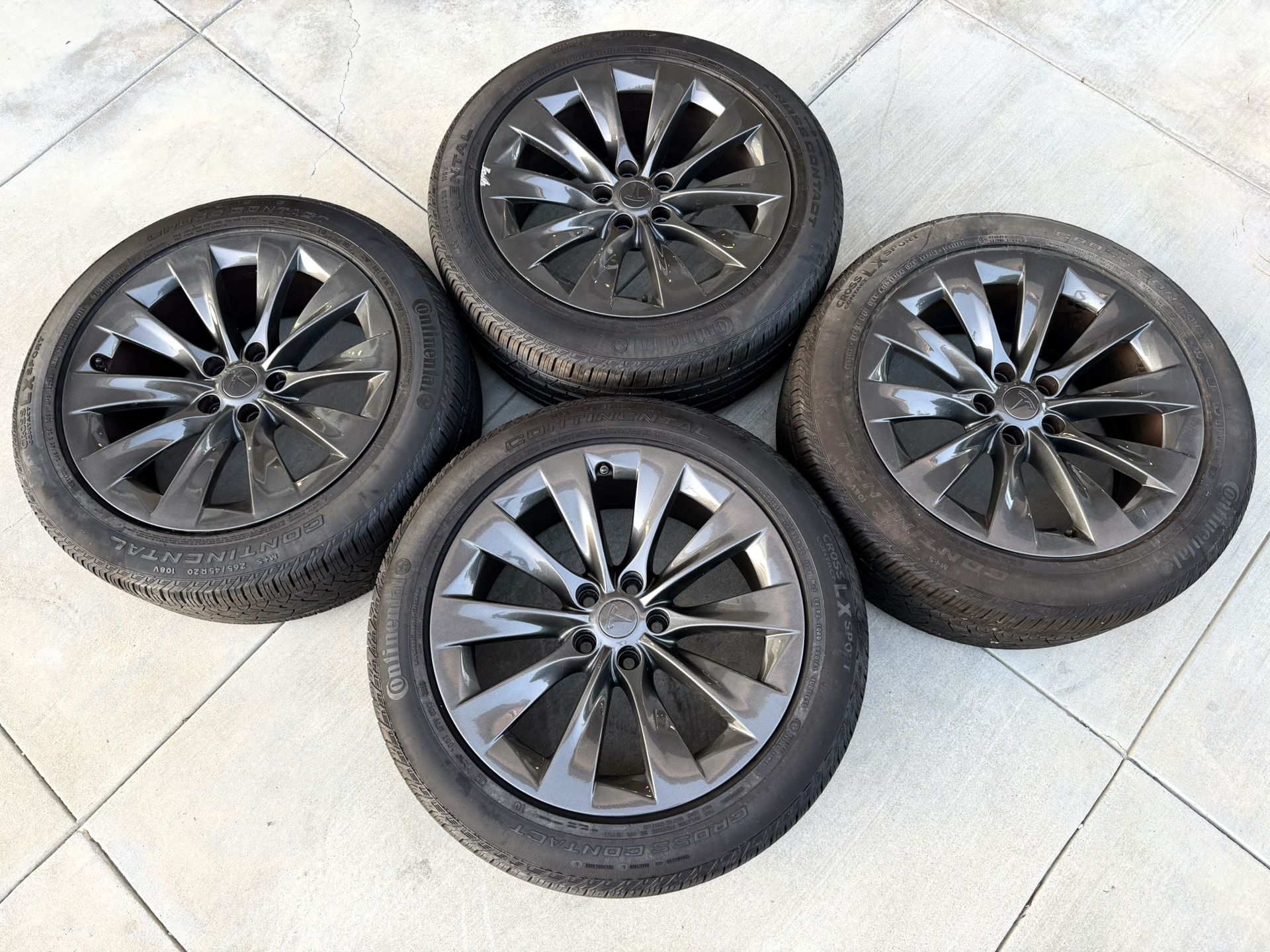 20" Tesla Slipstream Wheel and Tire