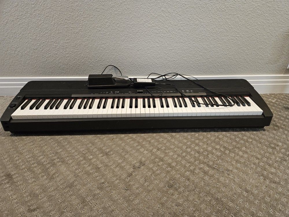 LIKE NEW YAMAHA ELECTRIC KEYBOARD  P155