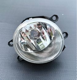 2016 - 2023 Toyota Tacoma Right / Passenger Fog Light OEM with LED Bulb