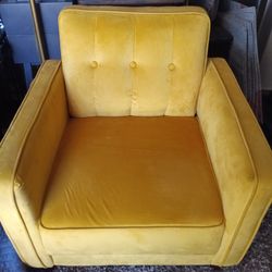 sofa amarillo muy limpio y bueno