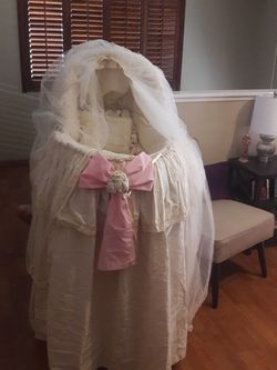Moses or bassinet beautiful for photos or other things