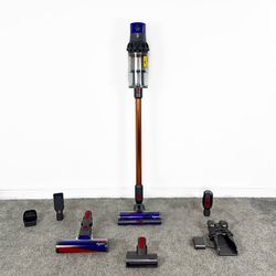 Dyson Cyclone V10 Absolute Cordless Vacuum Cleaner w/ attachments - Aspiradora