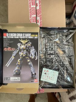 Bandai Gundam x Nike SB Unicorn 02 Banshee (Destroy Mode) (1/144 Scale) HG Model Kit Action Figure