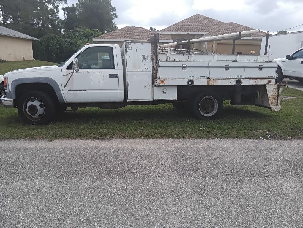 2002 Chevrolet 3500 HD Regular Cab & Chassis