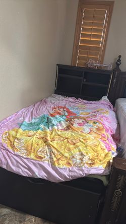 Single (twin) bed with mattress in good condition, clean and ready to use.