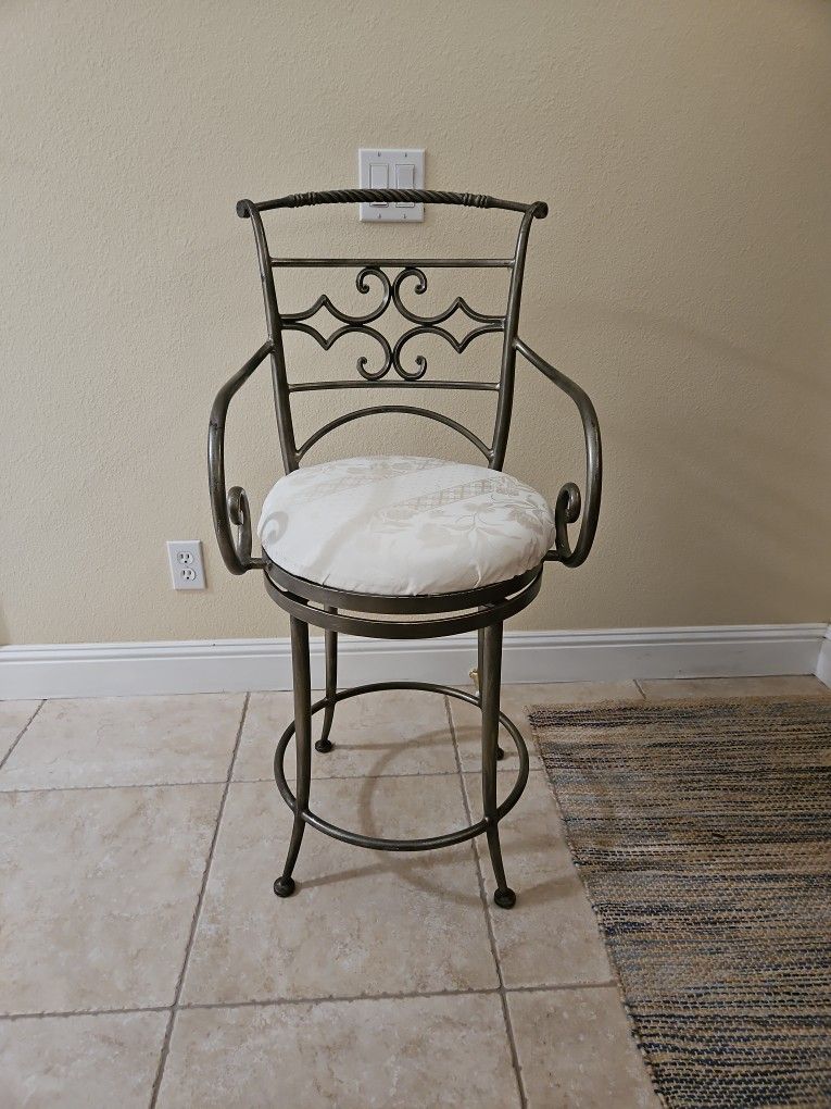 4 Metal Bar Stools