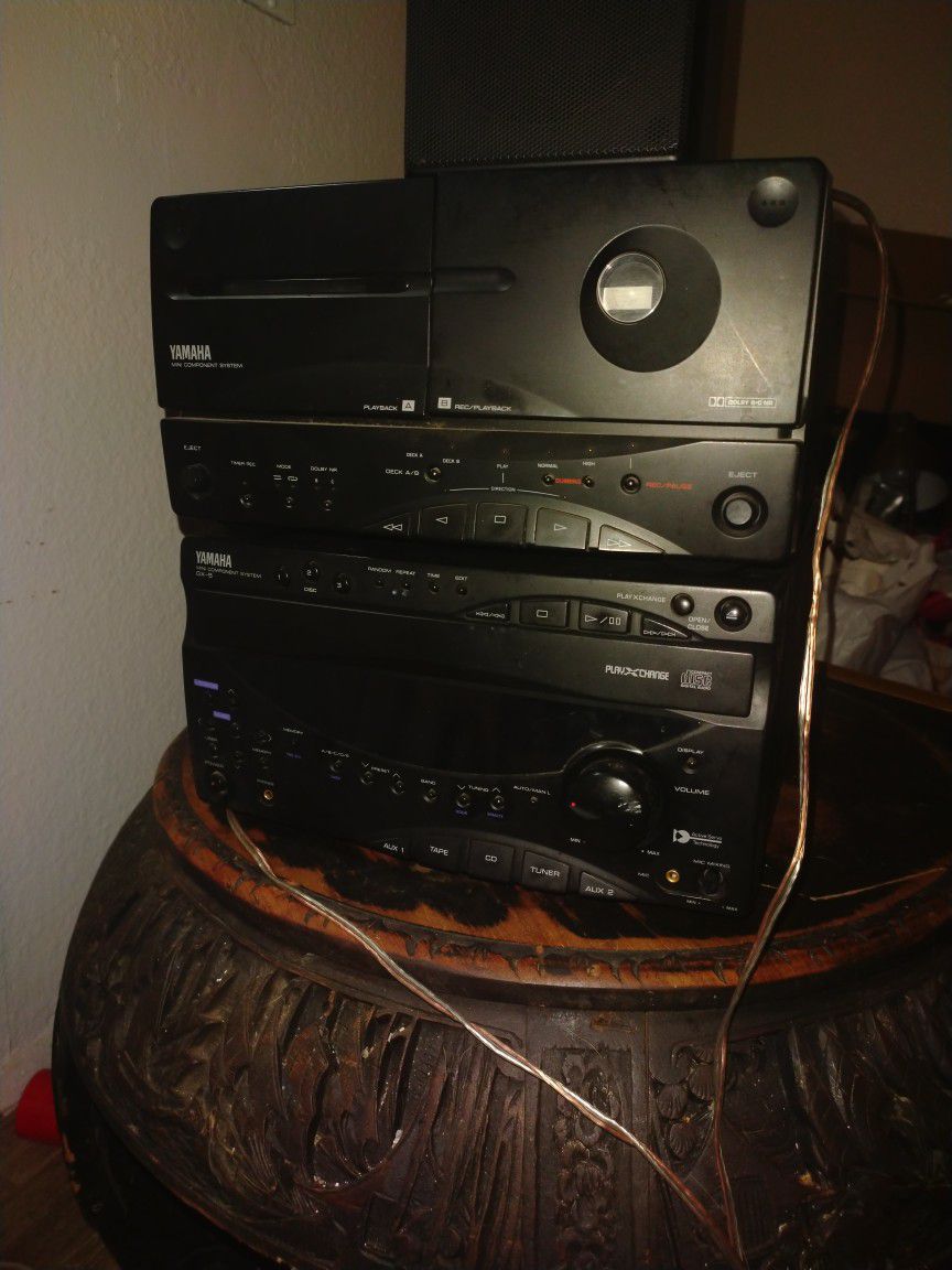 Yamaha Stereo With Speakers