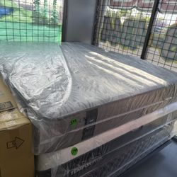 CALIFORNIA KING SIZE SEALY POSTUREPEDIC (FIRM) MATTRESS & BOX SPRINGS BED SET