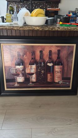 Cuadro de vinos con marco de madera