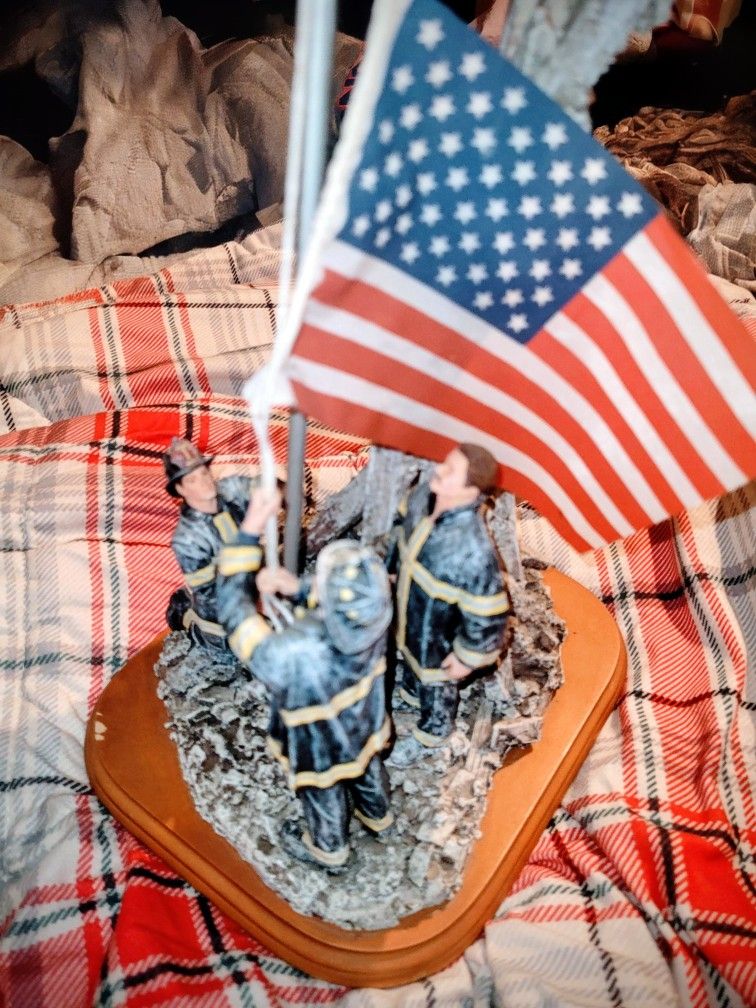 VAN MARK Firefighter Of 9/11 Figurine 2001
