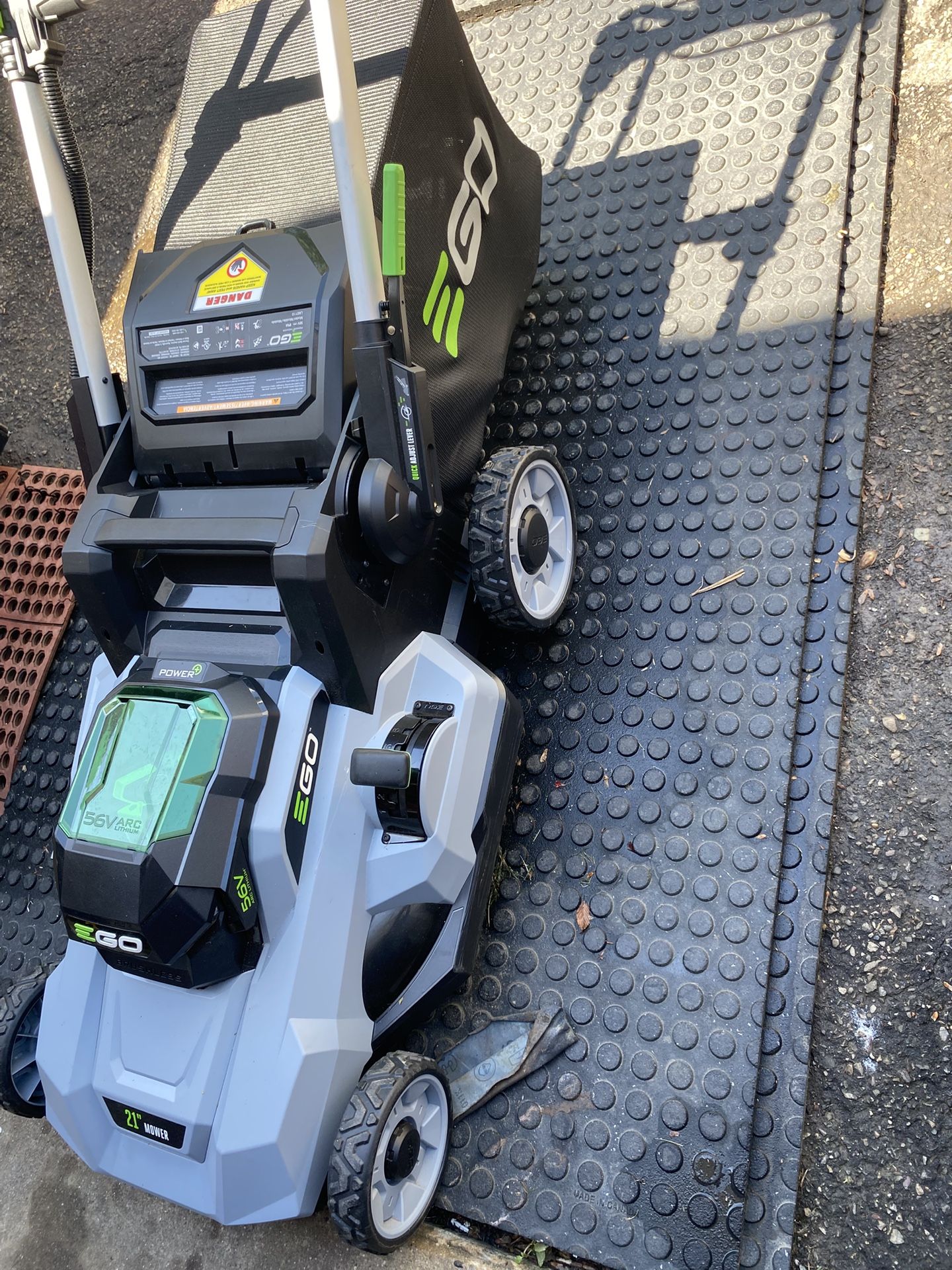 New Never Used EGO LM2114 56 Volt Battery Powered Lawn Mower 449$ New