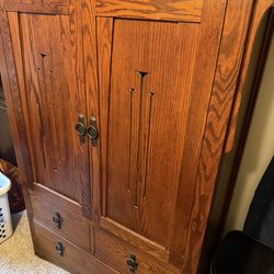 Closing TV Armoire