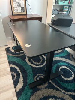 Electric standing desk